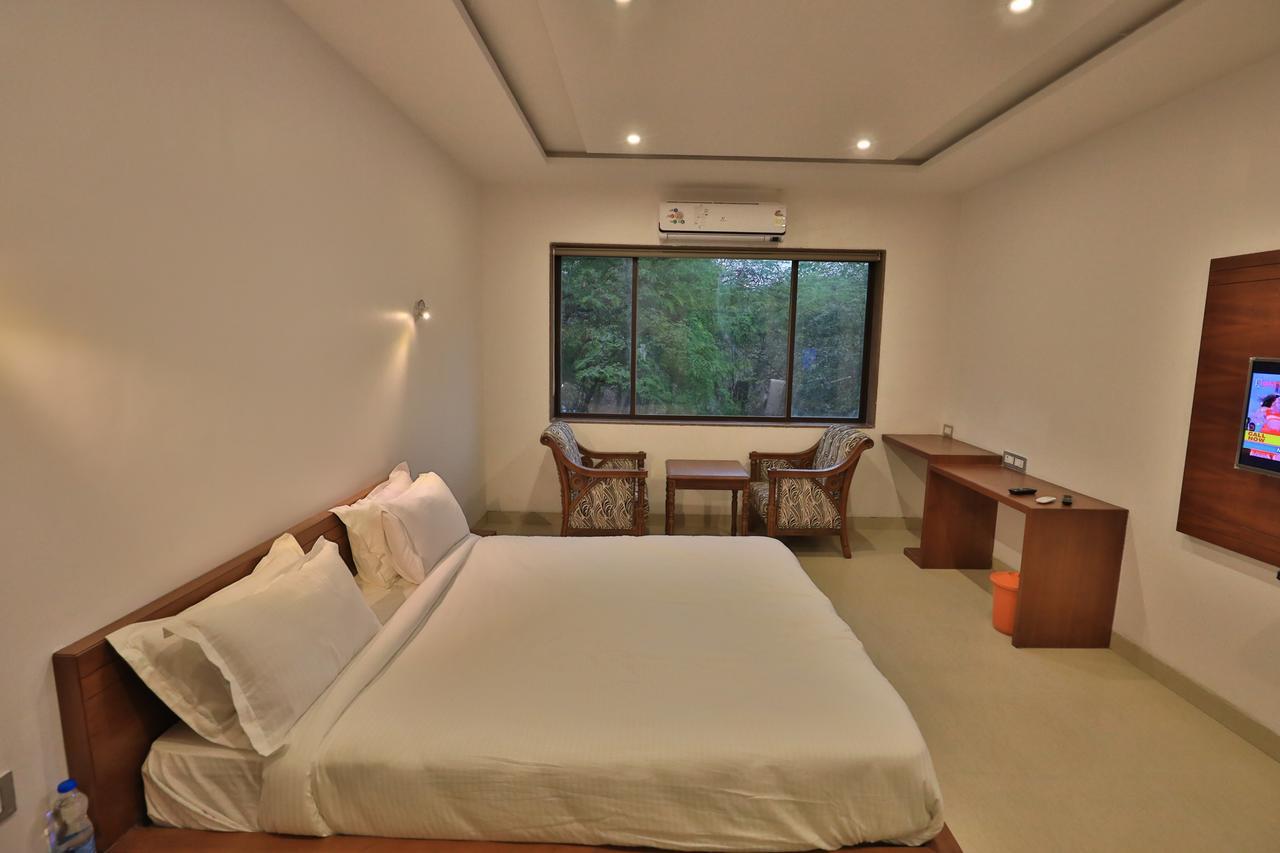 Hotel Tania Searock Даман Экстерьер фото